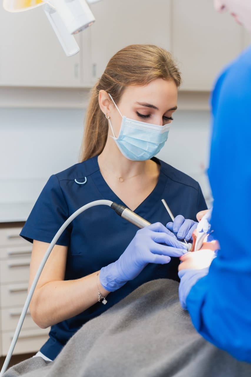 Dr. Isabella Liska während der Arbeit am Patienten
